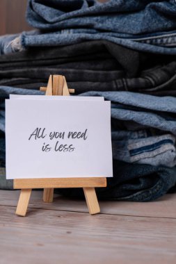 Tek ihtiyacın olan kot pantolon çeşitleri üzerine daha az yazılı bir metin. İkinci el sürdürülebilir alışveriş. Kapsül gardırobu çok az. Sürdürülebilir moda aşırı tüketimi, bilinçli satın alma tüketimi, yavaş