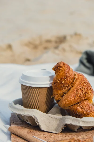 Croissants Frais Savoureux Avec Café Dans Une Tasse Papier Sur — Photo