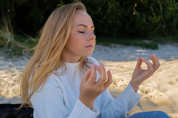 Молодая Женщина Медитирует Пляже Рядом Океаном Дыхание Способствует Психическому Здоровью — стоковое фото