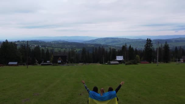 Three Female Friends Ukrainian National Flag Patriotism Aerial View Zakopane — Stock video