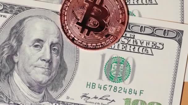 Bitcoin Złota Moneta Banknotach 100 Dolarów Koncepcja Handlu Górniczego Bitcoin — Wideo stockowe