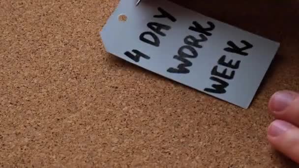 Ручна Шпилька Нотатки День Робочого Тижня Текст Паперовій Ноті Прикріплений — стокове відео