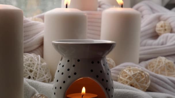 芳香灯用精油 芳香疗法在家里 燃点蜡烛 滴香精油 家庭放松和抗压的概念 天然温泉疗养疗养地舒适舒适的家庭芬芳 — 图库视频影像
