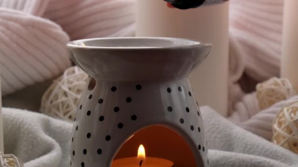 Doft Lampa Med Eterisk Olja Aromaterapi Hemma Brinnande Ljus Släppa — Stockvideo
