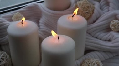 Sonbahar tatili konsepti. Pencere kenarındaki Hygge estetik atmosferinde örgü örülmüş beyaz süveterin üzerinde rahat bir evde. Mikro anın sakin yaşamı yavaş yavaş yaşanır. Ruhsal sağlık.