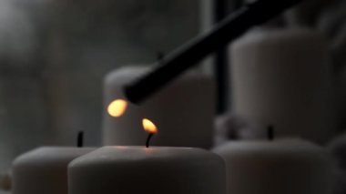 Sonbahar tatili konsepti. Pencere kenarındaki Hygge estetik atmosferinde örgü örülmüş beyaz süveterin üzerinde rahat bir evde. Mikro anın sakin yaşamı yavaş yavaş yaşanır. Ruhsal sağlık.