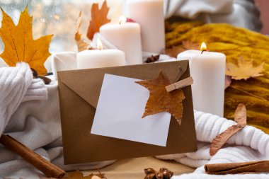 Estetik atmosfer arkaplanı üzerine yazdığın metin için boş kâğıt fotokopi alanı. Sonbahar baharatları ve örülmüş beyaz süveterin üzerindeki ılık sarı ışıklar. Durgun hayat. Dışarıda Yağmurweather condition