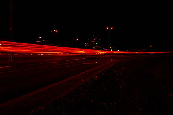 夜は車のライト 街路灯だ 夜の高速道路の街 長時間露光写真ナイトロード 道路上の赤い光の歩道の色のバンド 背景壁紙専用写真 — ストック写真