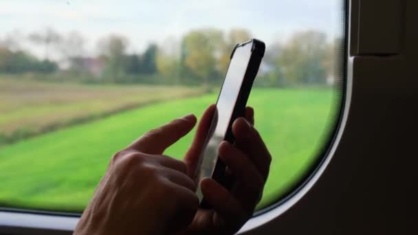 Vrouwelijke Reiziger Hogesnelheidstrein Aan Telefoon Onherkenbare Vrouw Scrollen Sociale Media — Stockvideo
