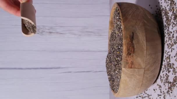 Zeitlupe Fallen Chiasamen Eine Holzschale Gesundes Superfood Reich Omega Fettsäuren — Stockvideo