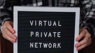 VIRTUAL VRIVATE VPWORK özel internet protokolleri ile özel ağların korunması için gizli güvenli ve güvenli internet erişimi olan kadın el panosu. Gelecek.