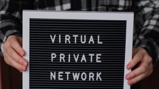 女性手持带有Virtual Private Network Vpn文本的留言板创建因特网协议 以保护私人网络匿名安全访问小工具 — 图库视频影像