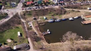 Sobieszewo Adası 'ndaki yat marinası. İlkbaharda Vistula Nehri üzerinde bulunan Gdansk 'ın yeşil bölgesinin hava aracı görüntüsü. 