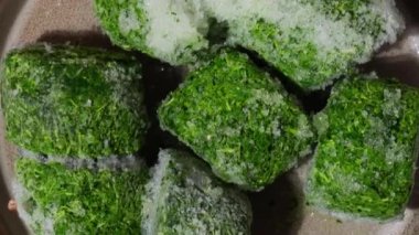 Ev yapımı dondurulmuş ıspanak küpleri. Hasat konsepti. Kış için sebze depolamak sağlıklı yiyecekler, yemek malzemeleri.