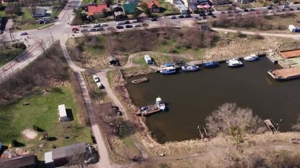 索比谢沃岛港口的游艇码头 春季位于维斯瓦河畔的格但斯克绿区的空中无人机图像 — 图库视频影像