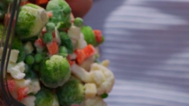 难以辨认的女人对着摄像机显露出冰冻的混合蔬菜自制 垂直镜头收获的概念 储存蔬菜作冬季贮存健康食品 烹调配料 — 图库视频影像