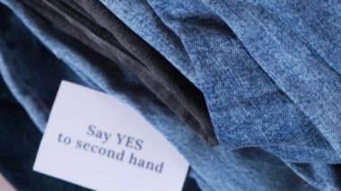 Kotların kıyafet çeşitleri üzerine el yazısına evet de. İkinci el sürdürülebilir alışveriş. Kapsül gardırobu çok az. Sürdürülebilir moda aşırı tüketimi, bilinçli satın alma tüketimi