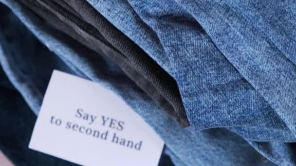 Dice Segunda Mano Texto Papel Nota Sobre Jeans Ropa Surtido — Vídeos de Stock