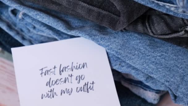 Fashion Rápida Vaya Con Fuera Texto Papel Nota Sobre Jeans — Vídeos de Stock
