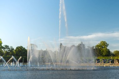Wroclaw, Polonya 'daki Centennial Hall' da Multimedia Fountain. Polonya 'nın en büyük çeşmesi ve Avrupa' nın en büyük çeşmelerinden biri. Güneş ışığı suyu sıçrıyor. Güzel mimari çeşmesi. Seyahat hedefi