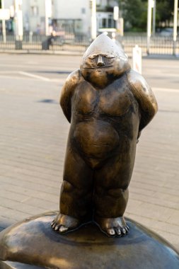 Cüce - Papa Krasnal - Cüce heykeli. Wroclaw sokaklarında cücelerin küçük bronz figürleri. Avrupa minyatür cüce figürü. Wroclaw 'ın sembolü. Turist eğlencesi 