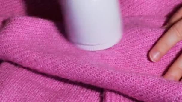 Γυναίκα Που Χρησιμοποιεί Ξυράφι Στο Σπίτι Συσκευή Ξυρίσματος Ρούχων Αντι — Αρχείο Βίντεο