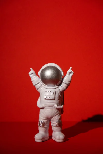 Plast Leksak Astronaut Färgglada Röd Bakgrund Kopiera Utrymme Begreppet Utomjordisk — Stockfoto