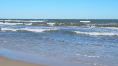 Baltık Denizi Koyu mavi bulutlar ve deniz veya okyanus su yüzeyinde fırtınadan önce köpük dalgaları, dramatik deniz manzarası. İnanılmaz gün batımı. Soyut doğal desen dokusu.