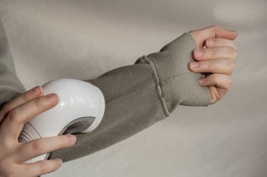 Kadın evde jilet kullanıyormuş. - Ne? Tıraş malzemeleri için bir cihaz. Yumuşak kumaş traşı önleyici. Akrilik ya da yün kazaktan elektrikli taşınabilir kazak çözücü iplik çıkarıcı. Sürdürülebilirlik