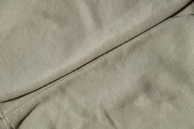 Yeşil kazakta Lints yok. Temizlik ve pamuk ipliği topladıktan sonra. Yakın çekim haplı giysiler. Eski, kullanılmış ipliksiz giysiler. Hasarlı eski bakımların restorasyonu. Kumaş tekstil onarımı