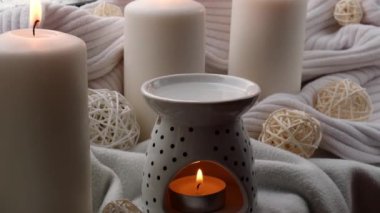 Aroma lambası, gerekli yağ, aromaterapi evde, yanan mum, gerekli yağ damlaları. Evde rahatlama ve stres önleme kavramı. Doğal Spa Tedavisi. Konforlu bir evde ev bakımı.