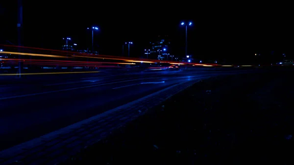 Lichter Von Autos Der Nacht Straßenlaternen Nachtautobahn Stadt Langzeitbelichtung Foto — Stockfoto