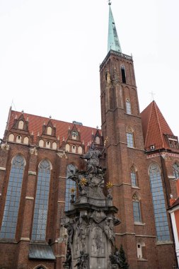 Wroclaw, Polonya Mayıs 2023 Tumski adasındaki Wroclaw Katedrali 'nin detayları. Silezya 'nın tarihi başkenti, Avrupa. Belediye binası mimari binaları. Eski kasaba katedralleri kilisesi. Seyahat eden turist