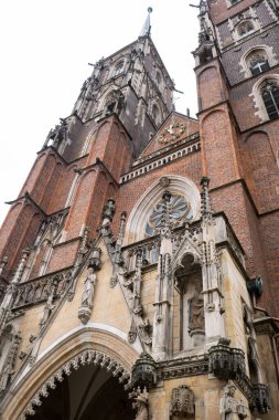 Wroclaw, Polonya Mayıs 2023 Tumski adasındaki Wroclaw Katedrali 'nin detayları. Silezya 'nın tarihi başkenti, Avrupa. Belediye binası mimari binaları. Eski kasaba katedralleri kilisesi. Seyahat eden turist