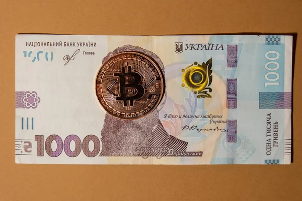 Bitcoin Goldmünze Auf Scheinen Von 1000 Ukrainischen Griwna Währung Trading — Stockfoto