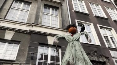 Cadılar Bayramı Korkulukları, sokak dekorasyonunda leş kargası olan kirli balkabağı kafalı. Gdansk şehir merkezinde sonbahar tatili kutlama konsepti. Korkunç bir Şükran Günü sebzesi.