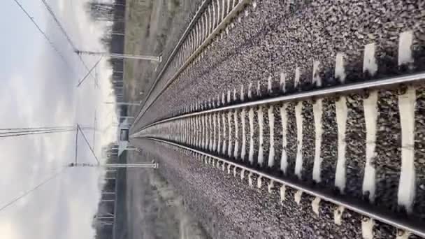 Vertikaler Blick Auf Das Bahngleis Aus Dem Hinteren Fenster Eines — Stockvideo