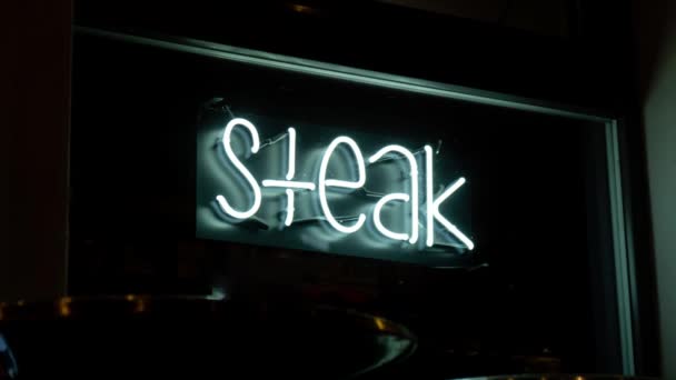 Nagyítsd Steak Feliratot Neonfényben Éjszaka Elektromos Jel Éjszakai Élet Koncepciójában — Stock videók