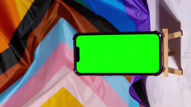 Vertikal Zoom Mobiltelefon Med Kromnyckel Rainbow Hbtqia Flagga Tillverkad Silke — Stockvideo