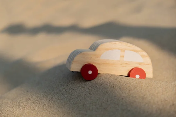 Wooden Toy Car Sandy Beach Background Eco Friendly Travel Reduce — Stock Photo, Image