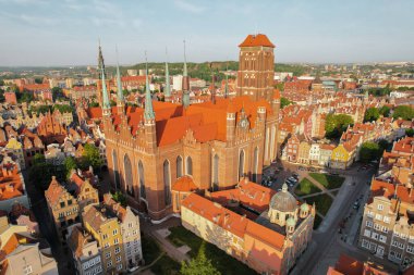 St. Marys Bazilikası Polonya 'nın Gdansk kentindeki güzel panoramik mimarisi. Hava görüntülü insansız hava aracı. Şehir merkezinin yukarıdan manzarası. Avrupa 'daki küçük tarihi yapılar