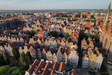 Polonya 'nın Gdansk kentindeki güzel panoramik mimarisi. Hava görüntülü insansız hava aracı. Şehir merkezinin yukarıdan manzarası. Küçük klasik tarihi binalar Avrupa Turist Çekimi