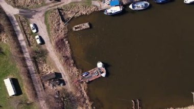 Sobieszewo Adası 'ndaki yat marinası. İlkbaharda Vistula Nehri üzerinde bulunan Gdansk 'ın yeşil bölgesinin hava aracı görüntüsü. 