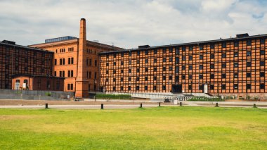 Eski Rother Mills binası karakteristik tuğladan ve Polonya 'nın Bydgoszcz kentindeki Mill Island' da bulunan yarı keresteli bir yapıdan yapılmıştır. Eski değirmen kompleksinin cephesi