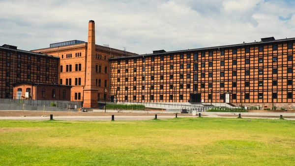 Eski Rother Mills binası karakteristik tuğladan ve Polonya 'nın Bydgoszcz kentindeki Mill Island' da bulunan yarı keresteli bir yapıdan yapılmıştır. Eski değirmen kompleksinin cephesi