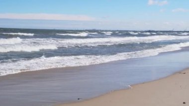 Baltık Denizi Koyu mavi bulutlar ve deniz veya okyanus su yüzeyinde fırtınadan önce köpük dalgaları, dramatik deniz manzarası. İnanılmaz gün batımı. Soyut doğal desen dokusu.