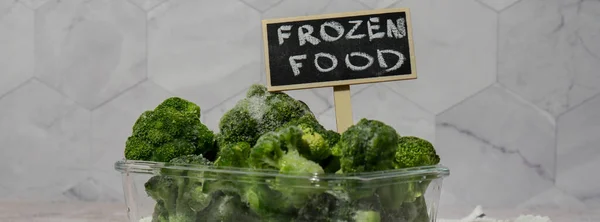 Замороженные Брокколи Этикеткой Доски Текстом Frozen Food Домашнего Изготовления Концепция — стоковое фото