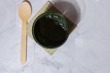Mavi-yeşil yosun klorella ve spirulina tozu. Süper toz. Doğal alg takviyesi. Detoks süper yiyecek içeceği kokteyli. Besin kaynağı protein ve beta karoten. Sağlıklı yemek. 