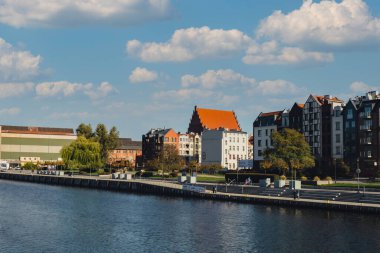 Elblag, Polonya - Ağustos 2022. St. Nicholas Katedrali Gotik Kule Manzarası Pazar Kapısı ve eski şehrin ana katedral caddesi üzerinde. Elblag 'ın mimarisi. Şehir silueti Kuzey 'deki tarihi şehir