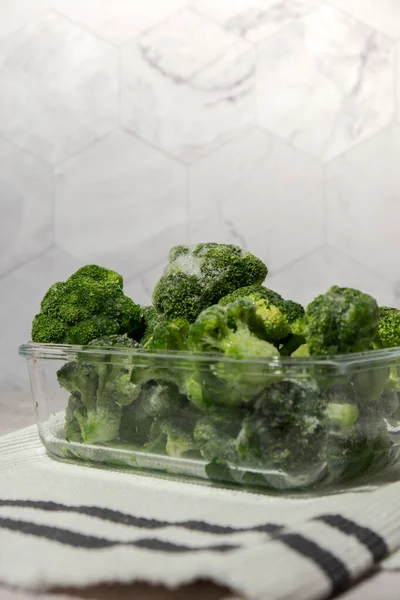 冷凍食品ブロッコリーの小艦隊自家製 収穫の概念 冬の貯蔵のための野菜を積み上げる 健康食品 調理成分 — ストック写真